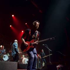 Eagles of Death Metal en concert : minute de silence et guitare bleu, blanc, rouge à l'Olympia