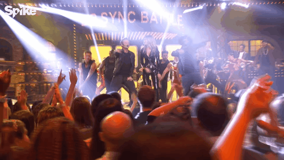 Gigi Hadid sexy pour son playback aux côtés des Backstreet Boys
