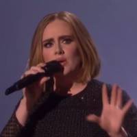 Adele &quot;force&quot; un homme à accepter la demande en mariage de sa copine en plein concert