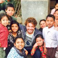 Kev Adams au Népal : sa coiffure improbable fait réagir ses fans