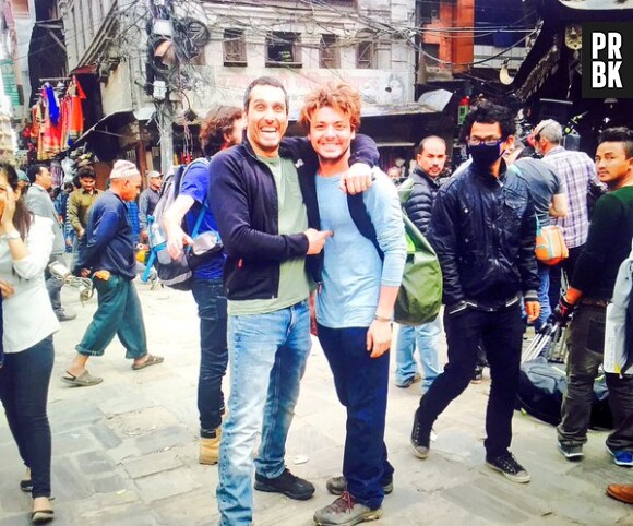 Kev Adams et Vincent Elbaz au Népal pour le tournage d'un film en avril 2016