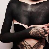 Le Blackout Tattoo : la &quot;nouvelle&quot; tendance tatouage aussi dark que sublime