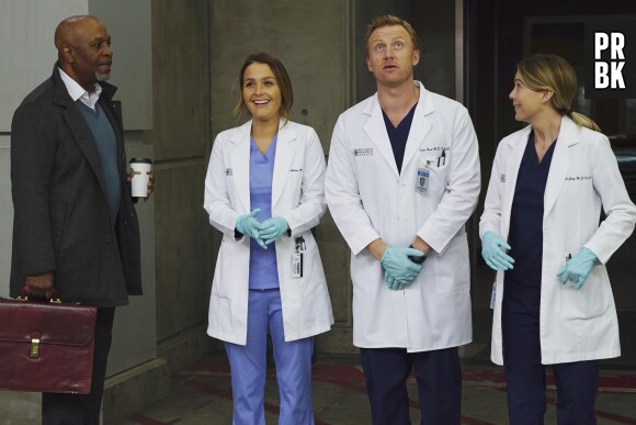 Grey's Anatomy saison 12, épisode 21 : Richard (James Pickens Jr), Jo (Camilla Luddington), Owen (Kevin McKidd) et Meredith (Ellen Pompeo) sur une photo