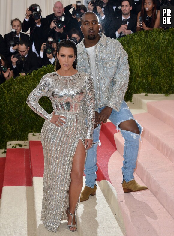 Kim Kardahsian et Kanye West en couple sur le tapis rouge du MET Gala le 2 mai 2016 à New York