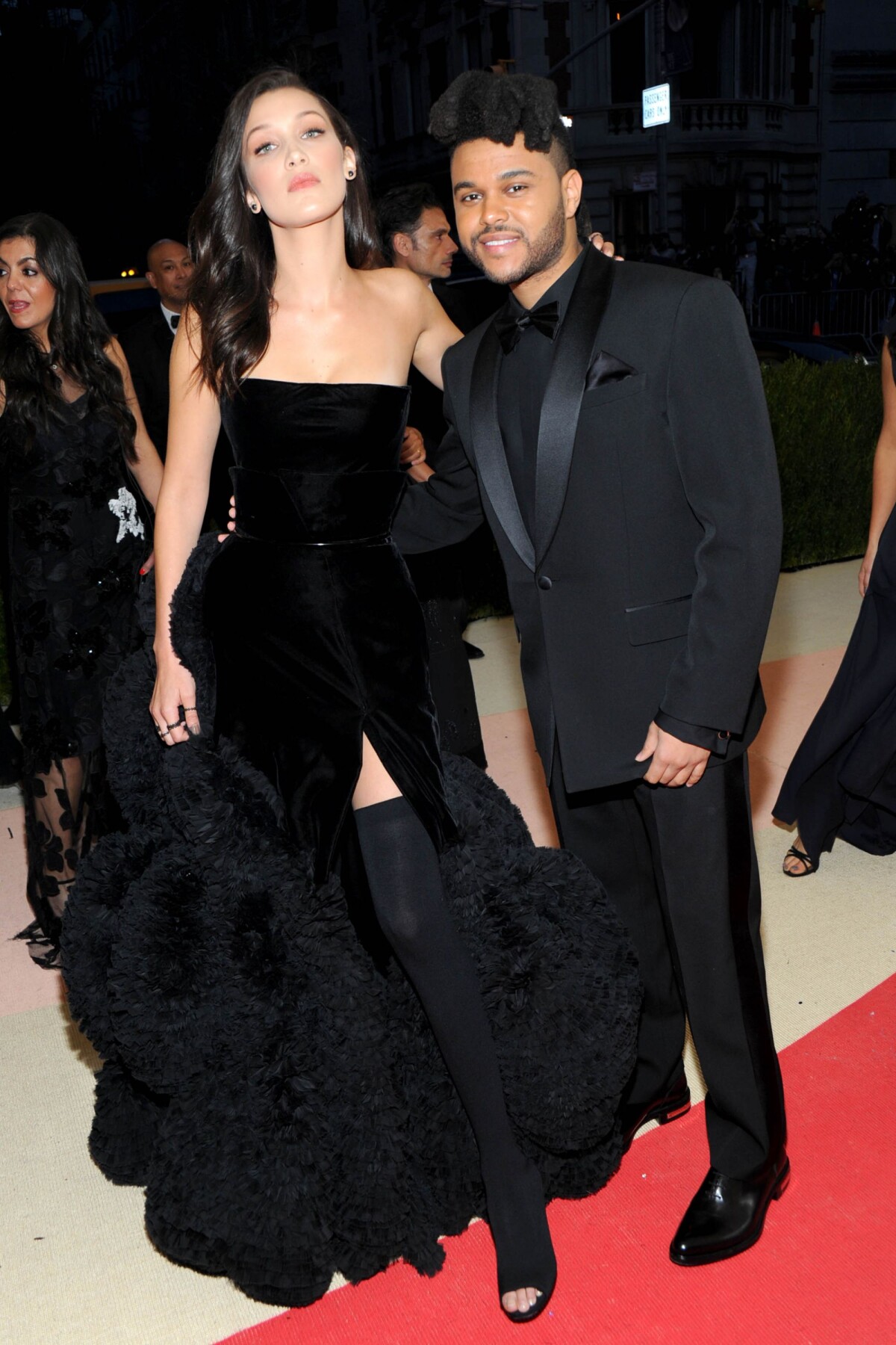 Photo Bella Hadid Et The Weeknd En Couple Sur Le Tapis Rouge Du MET photo-bella-hadid-et-the-weeknd-en-couple-sur-le-tapis-rouge-du-met