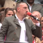 Franck Ribéry : ce moment gênant où il chante "Aux Champs-Elysées" face aux supporters allemands
