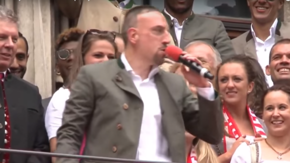 Franck Ribéry : ce moment gênant où il chante "Aux Champs-Elysées" face aux supporters allemands