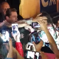 Brad Pitt sauve une petite fille de la foule hystérique