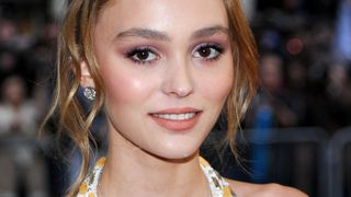 Lily-Rose Depp défend Johnny Depp, accusé de violences conjugales par Amber Heard