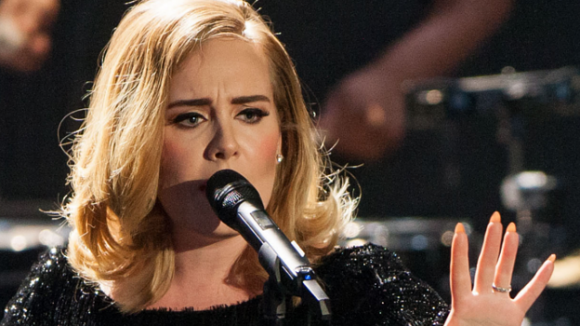 Adele : une fan lui manque de respect, la chanteuse la recadre en plein concert