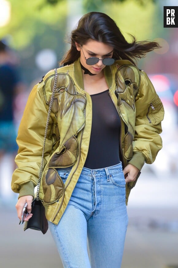 Kendall Jenner : oops, son sein visible en transparence sous son top à New York le 21 juin 2016