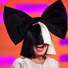 Sia dévoile son visage en concert... à cause du vent 🌪