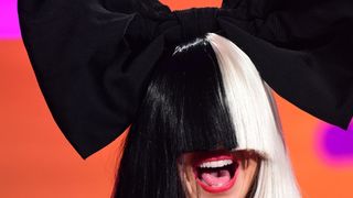 Sia dévoile son visage en concert... à cause du vent ?
