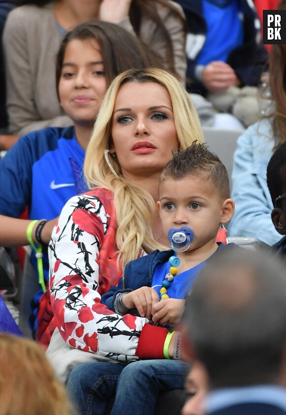 Ludivine Payet et son fils Noa pendant le match France-Islande le 3 juillet 2016