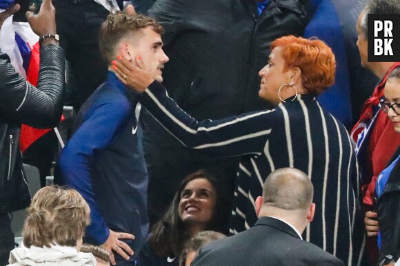 Antoine Griezmann retrouve sa maman après le match France-Islande le 3 juillet 2016