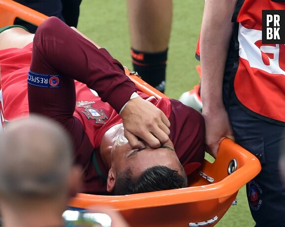 Sur civière et en larmes, Cristiano Ronaldo a quitté le matche, blessé au genou