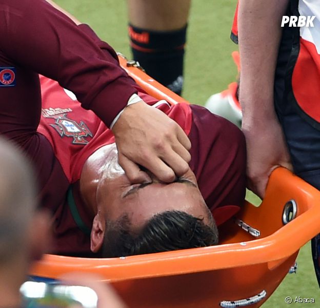 Sur civière et en larmes, Cristiano Ronaldo a quitté le matche, blessé au genou