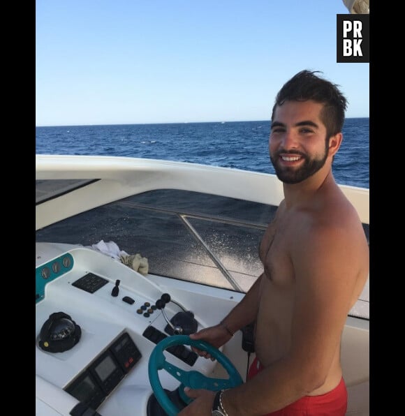 Kendji Girac s'affiche torse nu aux commandes d'un bateau sur Instagram