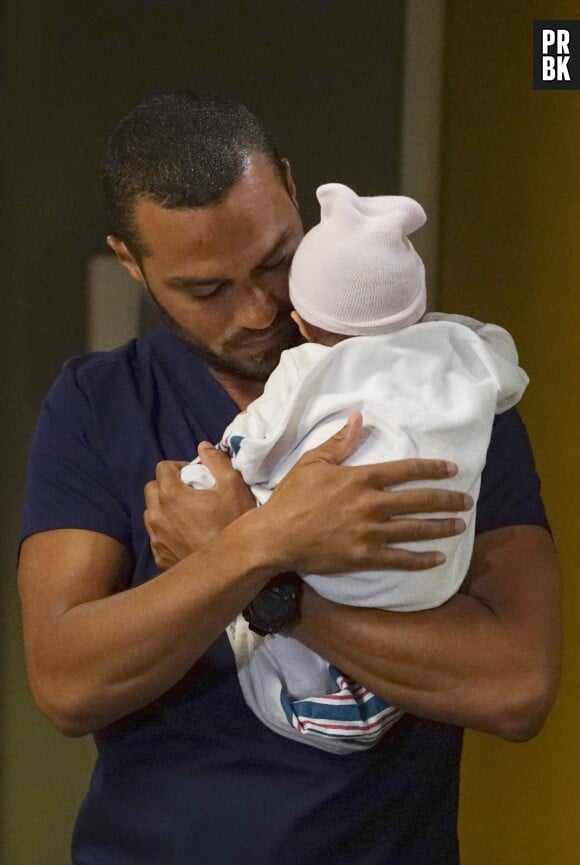 Grey's Anatomy saison 13 : Jesse Williams (Jackson) et sa fille sur une photo de l'épisode 1