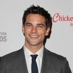 Brant Daugherty (Pretty Little Liars) : Noel Kahn en star du foot dans une nouvelle série Netflix ⚽