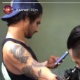 Tyler Posey (Teen Wolf) se fait tatouer en direct sur Instagram