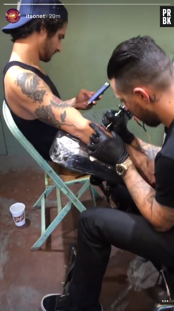 Tyler Posey (Teen Wolf) se fait tatouer en direct sur Instagram
