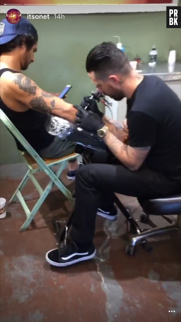Tyler Posey (Teen Wolf) se fait tatouer en direct sur Instagram