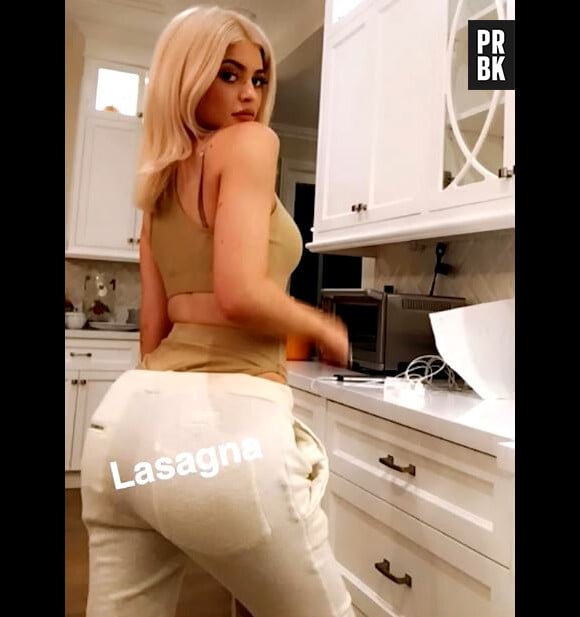 Kylie Jenner montre ses fesses tout en cuisinant des lasagnes sur Snapchat.