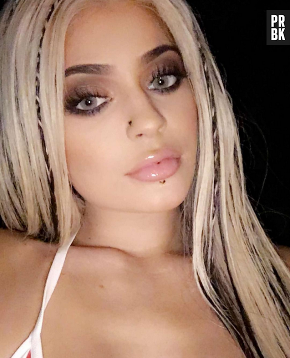 Kylie Jenner se transforme en Christina Aguilera... très sexy.