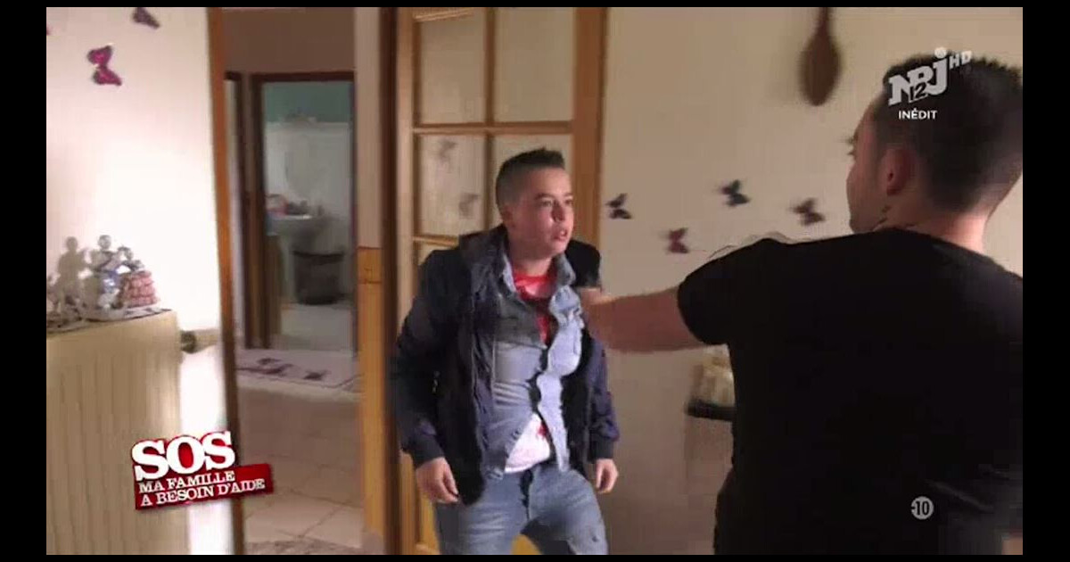 Une jeune maman crache sur son frère et lui met un coup de poing dans