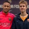 Justin Bieber pose avec Neymar après leur entraînement au FC Barcelona.