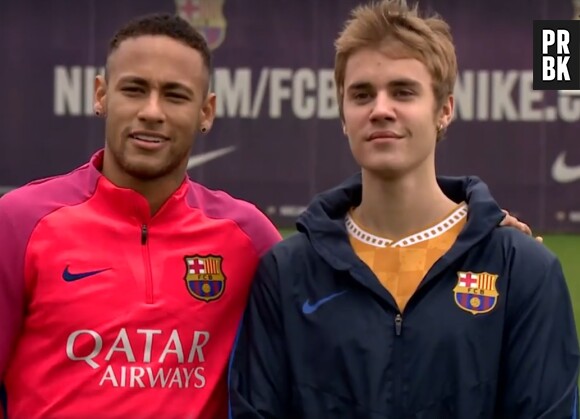 Justin Bieber pose avec Neymar après leur entraînement au FC Barcelona.