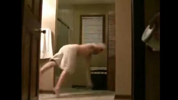 La blague du beurre à la sortie de la douche en video