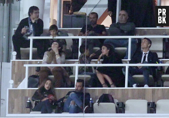 Cristiano Ronaldo et Georgina Rodriguez : les photos complices dans les gradins du stade Santiago à Madrid.