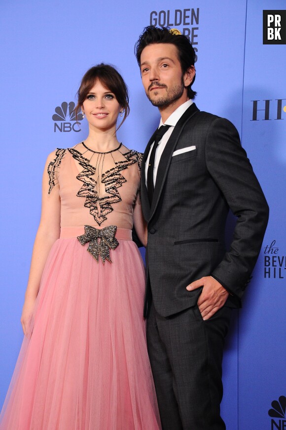 Felicity Jones et Diego Luna sur le tapis-rouge des Golden Globes 2017 le 8 janvier à Los Angeles