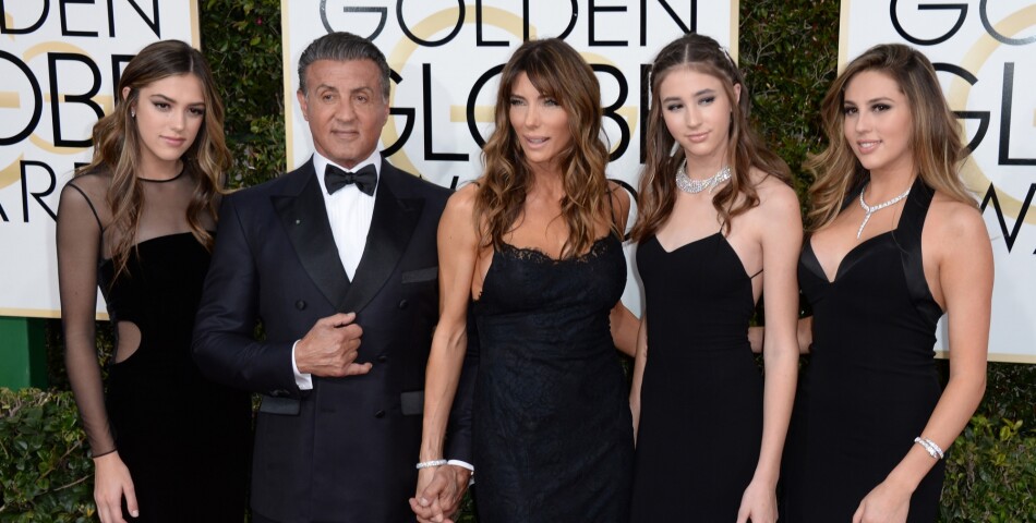 Sylvester Stallonne, sa femme et ses filles sur le tapis-rouge des Golden Globes 2017 le 8 janvier à Los Angeles