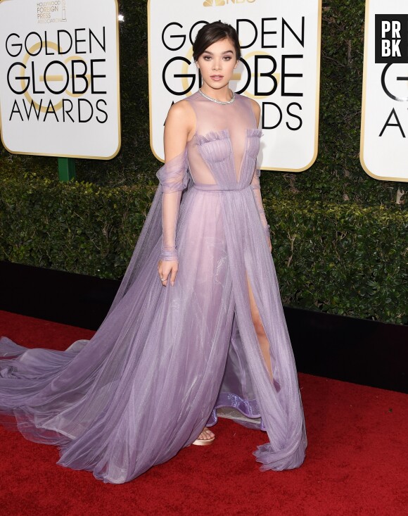 Hailee Steinfeld sur le tapis-rouge des Golden Globes 2017 le 8 janvier à Los Angeles