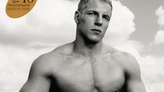 Les dieux du stade enlèvent la chemise et plus si affinités ... pour un clip !