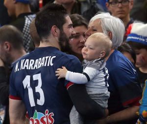 Mondial de Handball 2017 : Nikola Karabatic fête la victoire des Bleus en demi-finale en famille, avec sa mère, sa compagne et leur fils Alek.