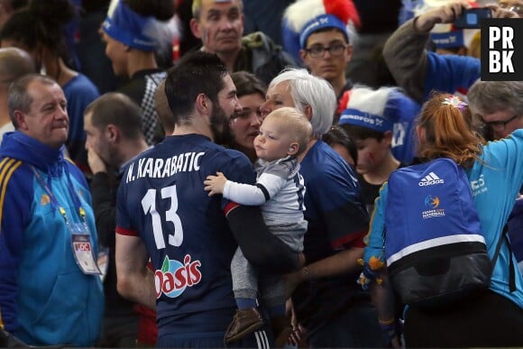 Mondial de Handball 2017 : Nikola Karabatic fête la victoire des Bleus en demi-finale en famille, avec sa mère, sa compagne et leur fils Alek.