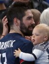 Mondial de Handball 2017 : Nikola Karabatic fête la victoire des Bleus en demi-finale avec son fils Alek.