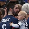 Mondial de Handball 2017 : Nikola Karabatic fête la victoire des Bleus en demi-finale avec son fils Alek.