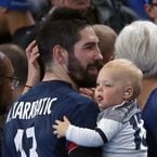 Nikola Karabatic papa poule avec son fils Alek : la star des Bleus va vous faire craquer