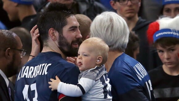 Nikola Karabatic papa poule avec son fils Alek : la star des Bleus va vous faire craquer