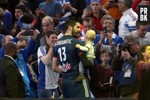 Nikola Karabatic, complice avec son fils Alek après avoir remporté la demi-finale du Mondial de Handball 2017 avec les Bleus.