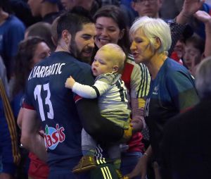 Nikola Karabatic entouré de sa mère, sa compagne Géraldine Pillet et de leur fils Alek.