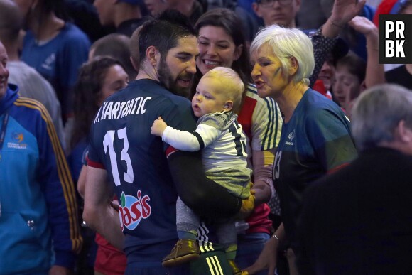Nikola Karabatic entouré de sa mère, sa compagne Géraldine Pillet et de leur fils Alek.