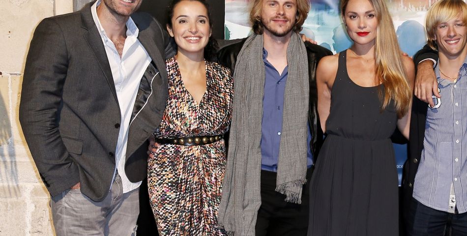 Jean-Baptiste Shelmerdine (ici entouré d&#039;une partie du casting de Nos Chers Voisins) a taclé Jul sur Twitter.
