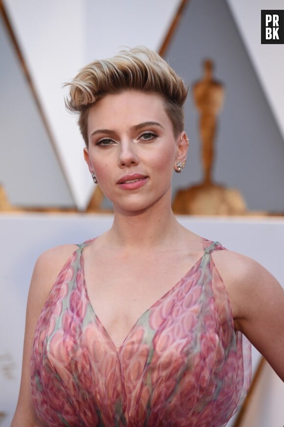 Comme Katy Perry, Miley Cyrus et Michelle Williams, Scarlett Johansson est passée au court !