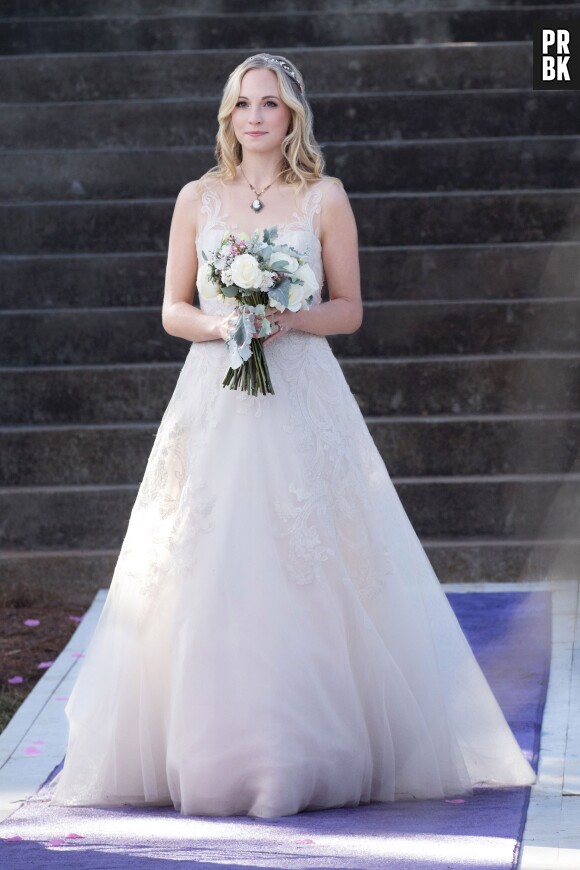 The Vampire Diaries saison 8, épisode 15 : Caroline (Candice Accola) en robe de mariée